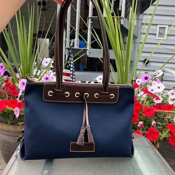 Dooney & Bourke Handbags - Dooney & Bourke hand bag, beautiful condition, see pictures